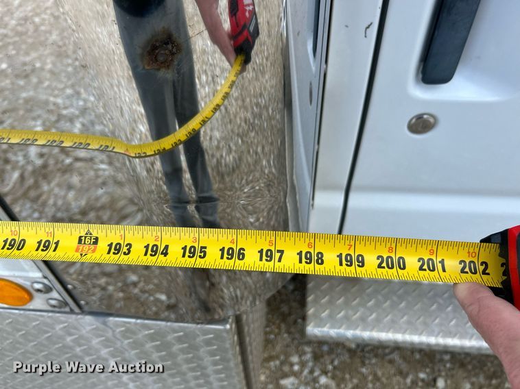 image for item EK4027 2004 Ford E450 Super Duty box truck