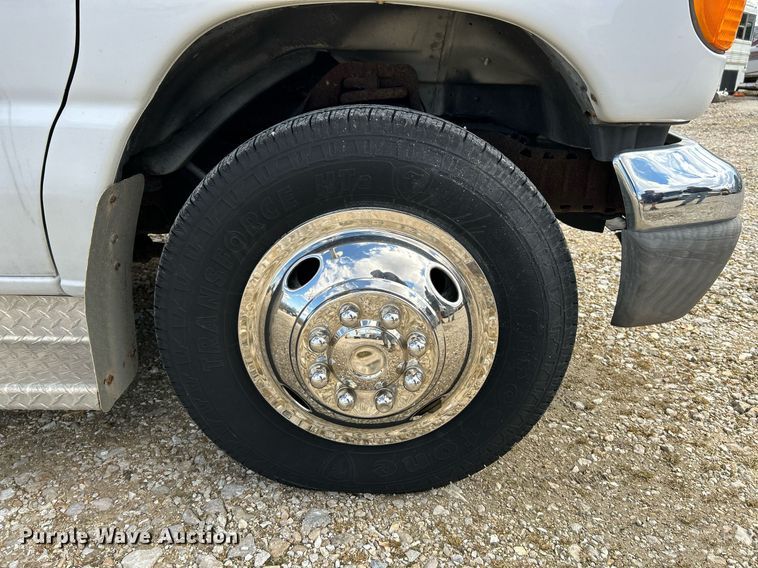 image for item EK4027 2004 Ford E450 Super Duty box truck