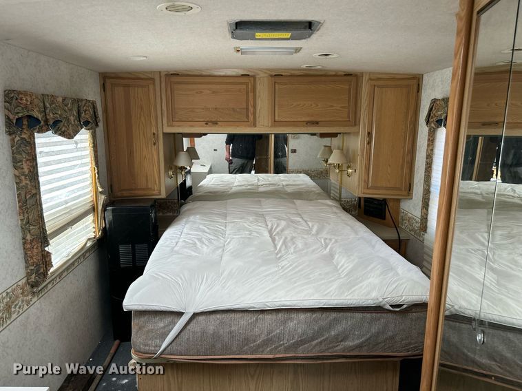 image for item EK4029 1999 Winnebago  WKL36L RV