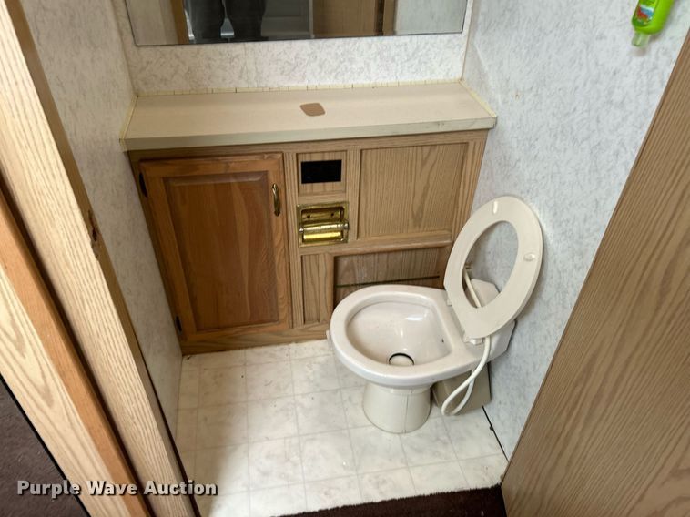 image for item EK4029 1999 Winnebago  WKL36L RV