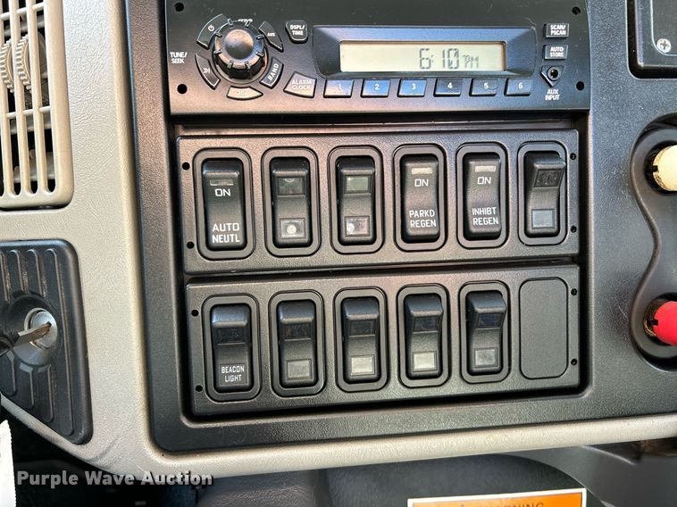 image for item EK4035 2014 International WorkStar 7400 pothole patcher truck