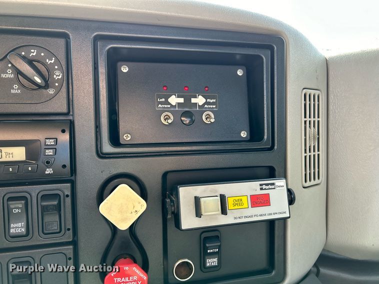 image for item EK4035 2014 International WorkStar 7400 pothole patcher truck