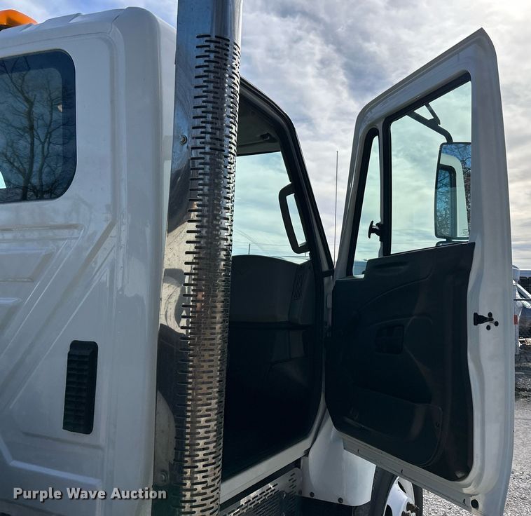 image for item EK4035 2014 International WorkStar 7400 pothole patcher truck