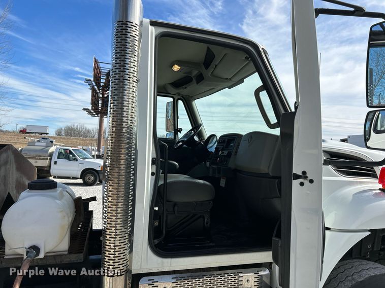 image for item EK4035 2014 International WorkStar 7400 pothole patcher truck