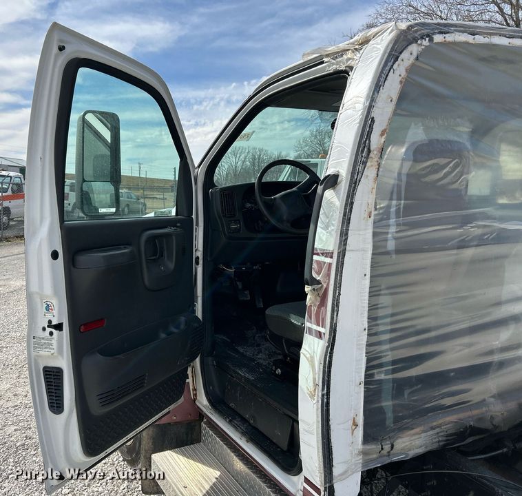 image for item EK4037 2006 GMC C4500 truck cab and chassis
