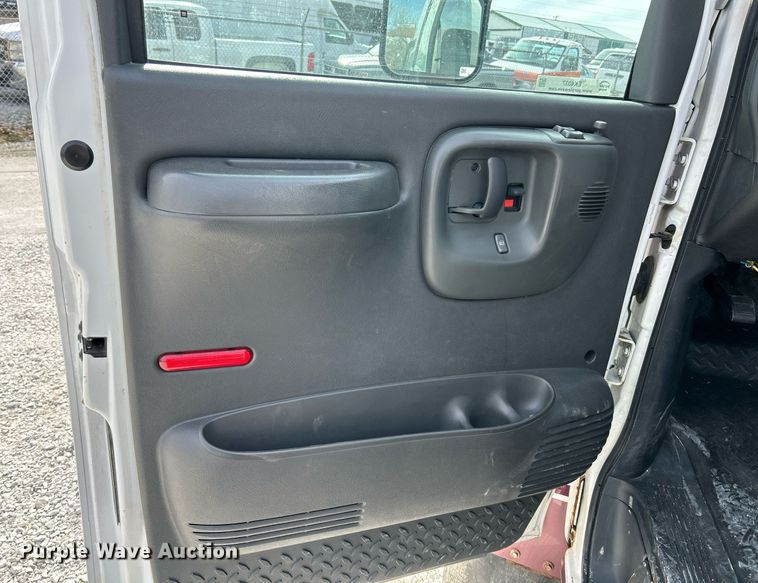 image for item EK4037 2006 GMC C4500 truck cab and chassis