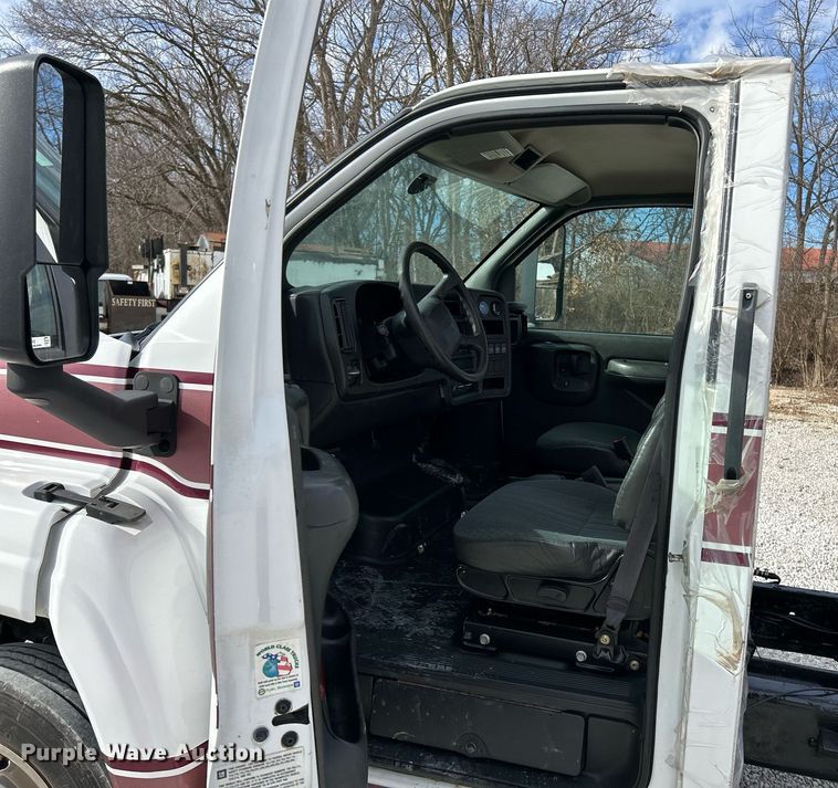 image for item EK4037 2006 GMC C4500 truck cab and chassis