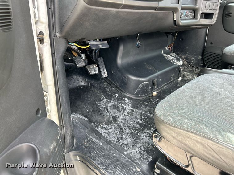 image for item EK4037 2006 GMC C4500 truck cab and chassis