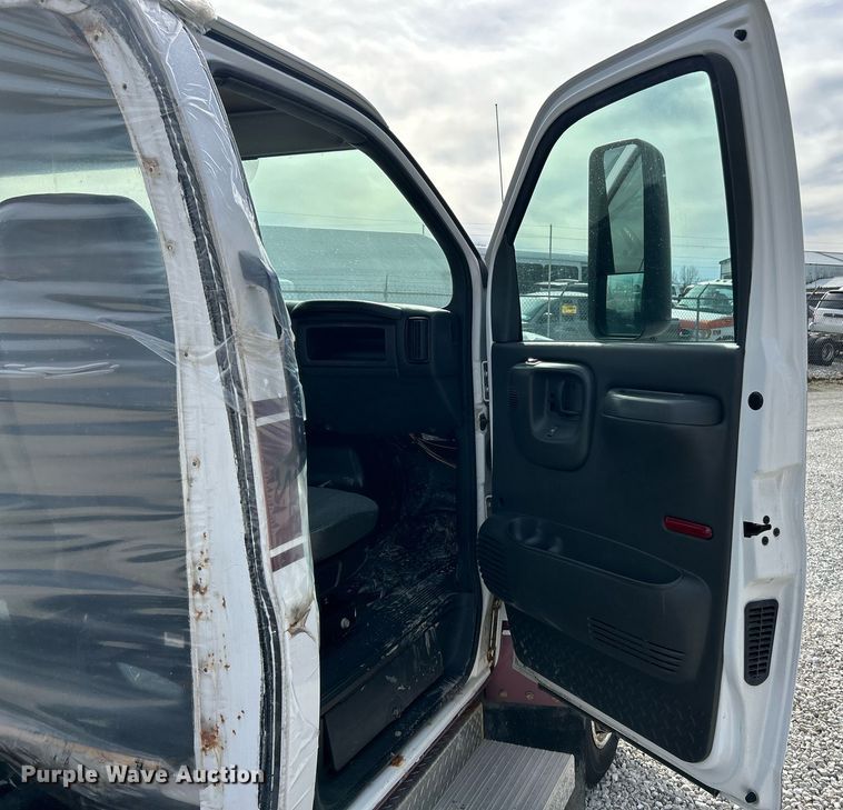 image for item EK4037 2006 GMC C4500 truck cab and chassis