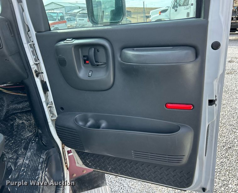 image for item EK4037 2006 GMC C4500 truck cab and chassis