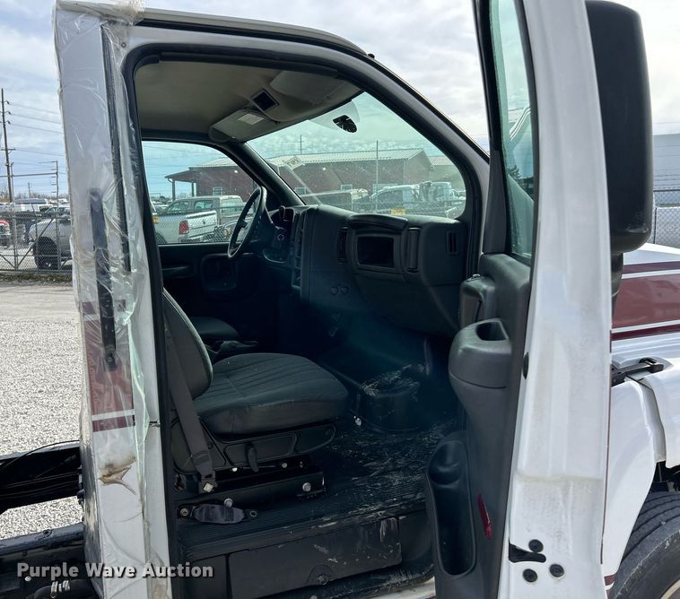 image for item EK4037 2006 GMC C4500 truck cab and chassis