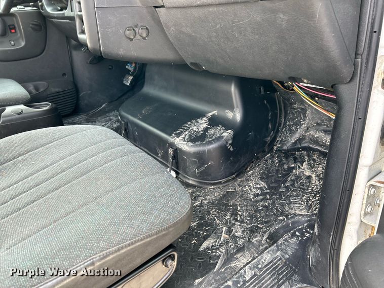 image for item EK4037 2006 GMC C4500 truck cab and chassis