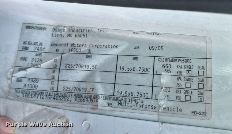 image for item EK4037 2006 GMC C4500 truck cab and chassis