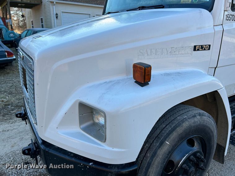 image for item EK4075 2002 Freightliner FL70 utility / service truck