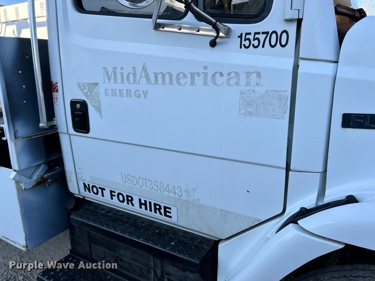 image for item EK4075 2002 Freightliner FL70 utility / service truck