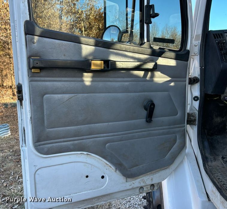 image for item EK4075 2002 Freightliner FL70 utility / service truck