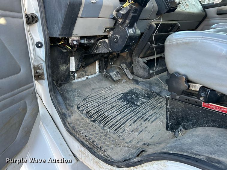 image for item EK4075 2002 Freightliner FL70 utility / service truck