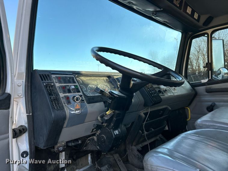 image for item EK4075 2002 Freightliner FL70 utility / service truck