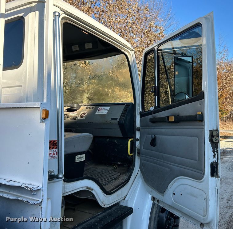 image for item EK4075 2002 Freightliner FL70 utility / service truck