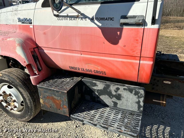 image for item EK4077 1993 GMC TopKick LoPro truck cab and chassis