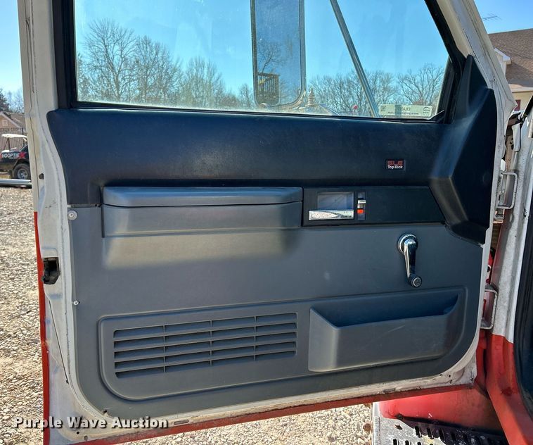 image for item EK4077 1993 GMC TopKick LoPro truck cab and chassis