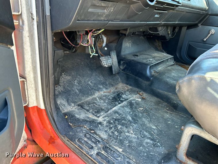 image for item EK4077 1993 GMC TopKick LoPro truck cab and chassis