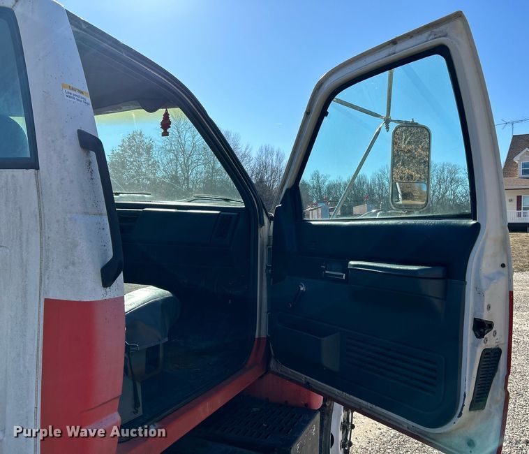 image for item EK4077 1993 GMC TopKick LoPro truck cab and chassis