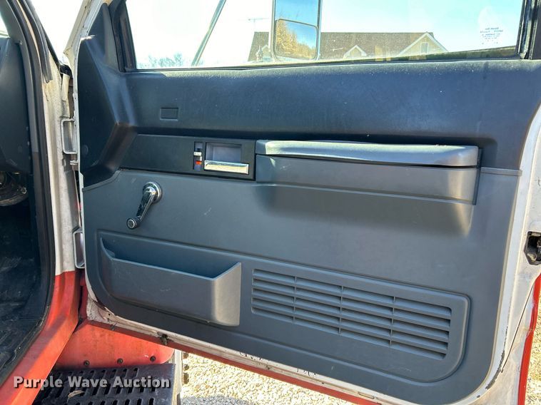 image for item EK4077 1993 GMC TopKick LoPro truck cab and chassis