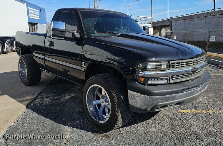 image for item IO9849 2001 Chevrolet 1500 pickup truck