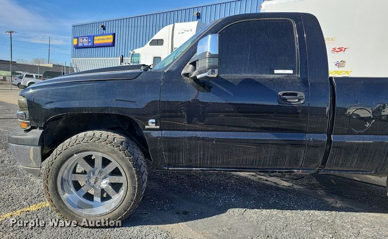 image for item IO9849 2001 Chevrolet 1500 pickup truck