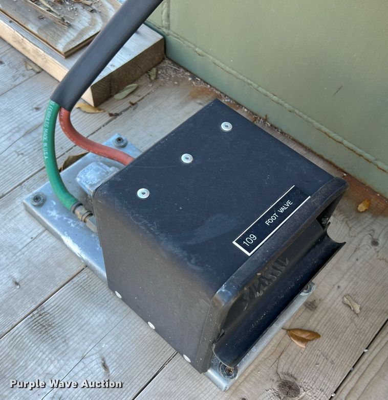 image for item KV9833 2010 Bauer 5871002 tire inflator / bead setter