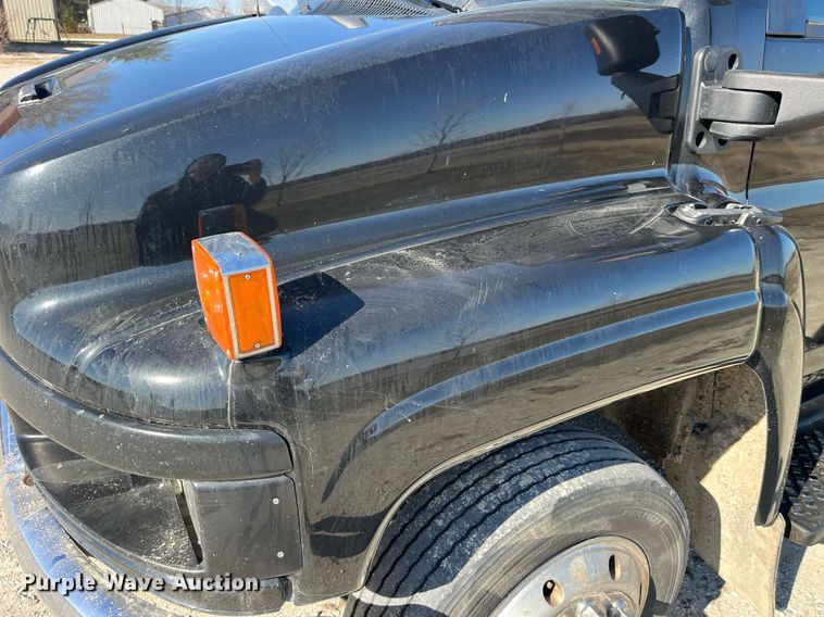 image for item LD9979 2008 GMC C5500 shuttle bus