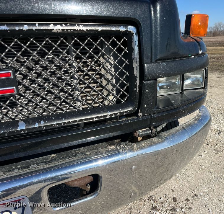 image for item LD9979 2008 GMC C5500 shuttle bus