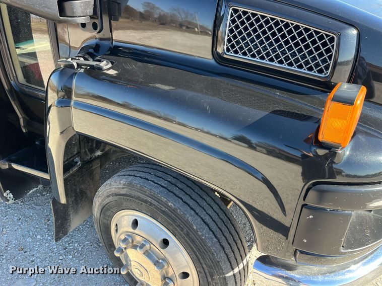 image for item LD9979 2008 GMC C5500 shuttle bus