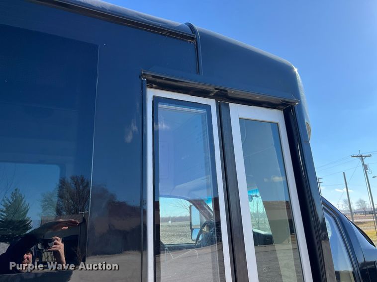 image for item LD9979 2008 GMC C5500 shuttle bus