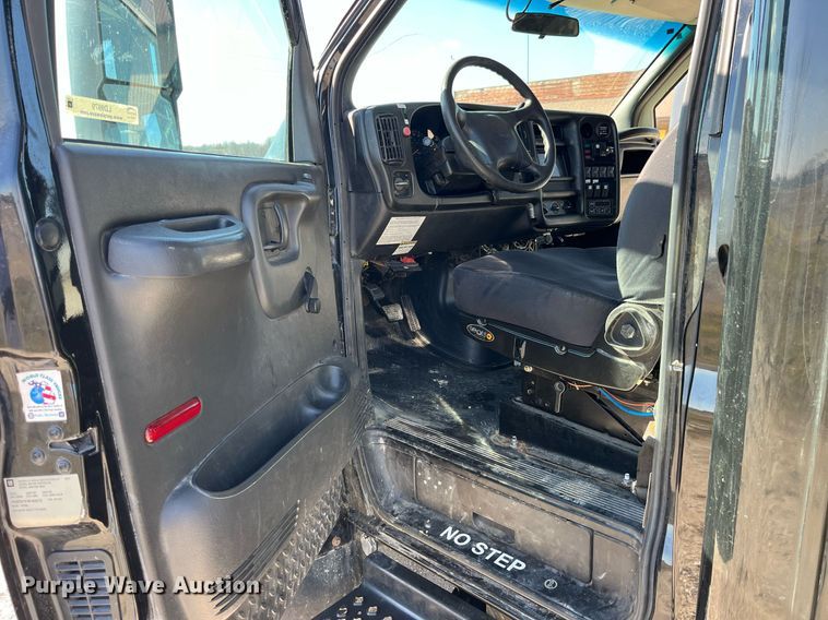 image for item LD9979 2008 GMC C5500 shuttle bus