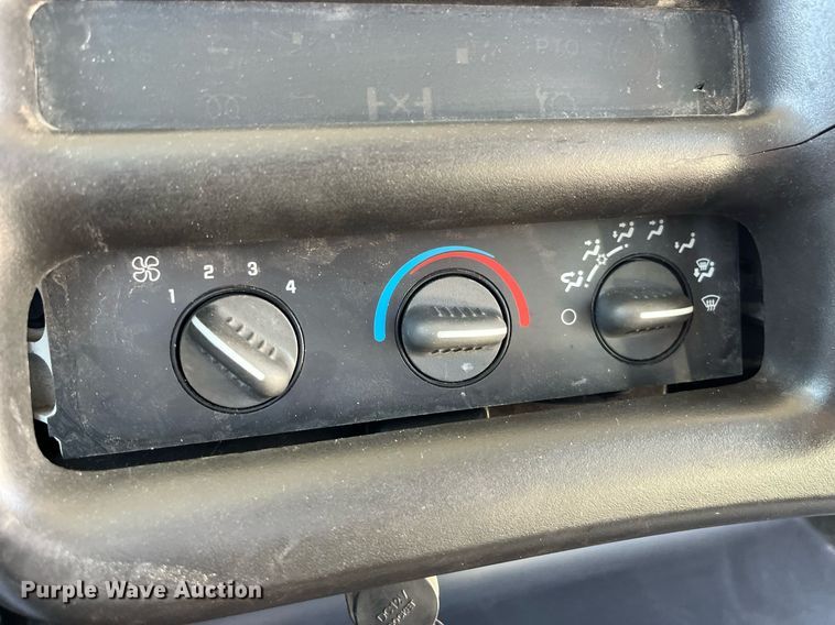 image for item LD9979 2008 GMC C5500 shuttle bus