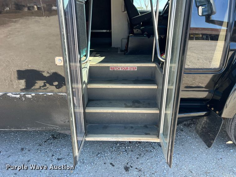 image for item LD9979 2008 GMC C5500 shuttle bus