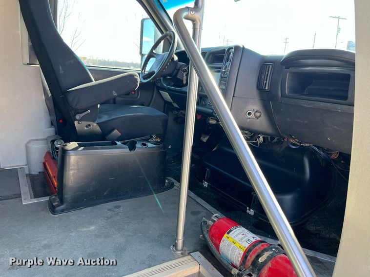 image for item LD9979 2008 GMC C5500 shuttle bus