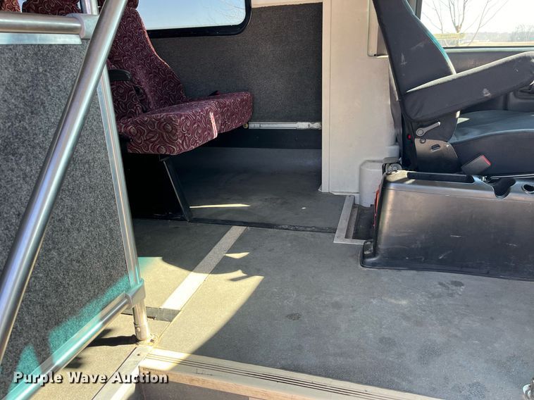 image for item LD9979 2008 GMC C5500 shuttle bus