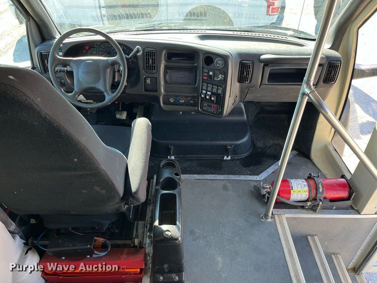 image for item LD9979 2008 GMC C5500 shuttle bus