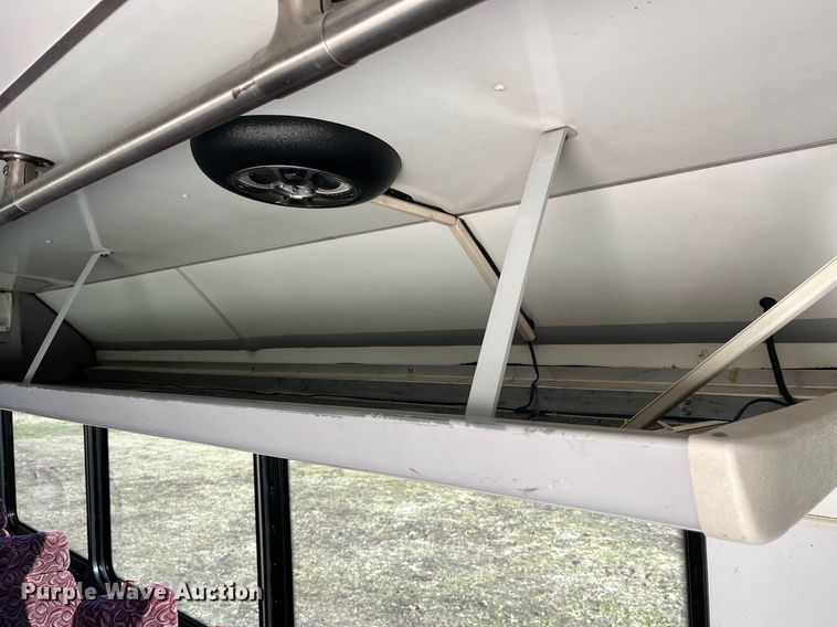 image for item LD9979 2008 GMC C5500 shuttle bus