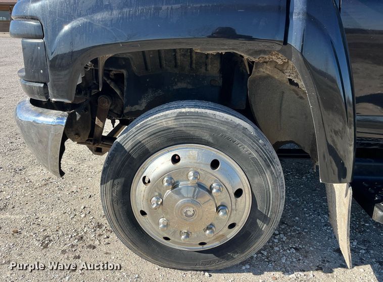 image for item LD9979 2008 GMC C5500 shuttle bus