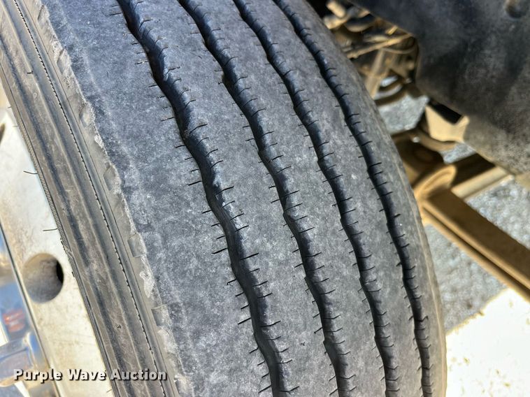 image for item LD9979 2008 GMC C5500 shuttle bus