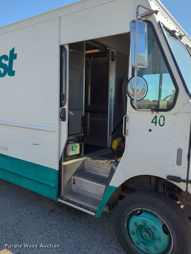 image for item LY9488 2011 Workhorse W62 delivery truck