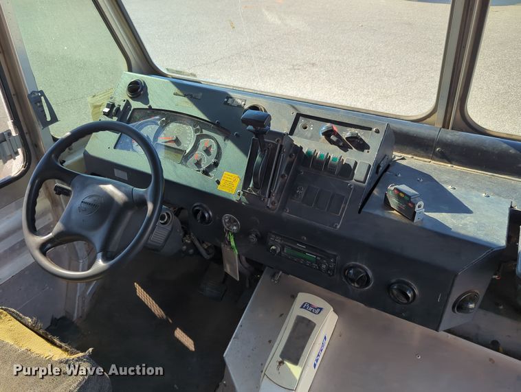 image for item LY9488 2011 Workhorse W62 delivery truck