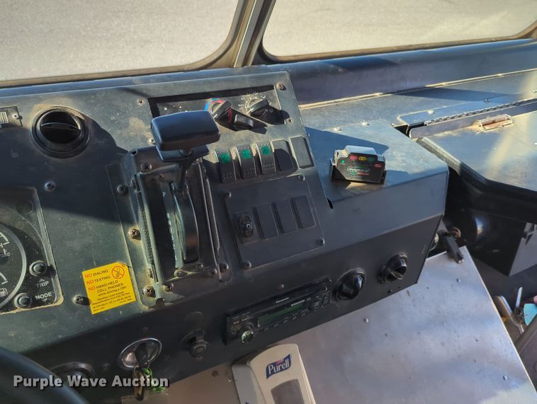 image for item LY9488 2011 Workhorse W62 delivery truck