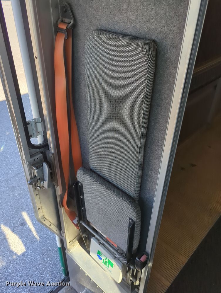 image for item LY9488 2011 Workhorse W62 delivery truck