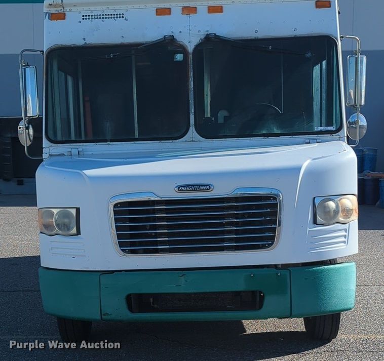 image for item LY9489 2009 Freightliner MT45 delivery truck