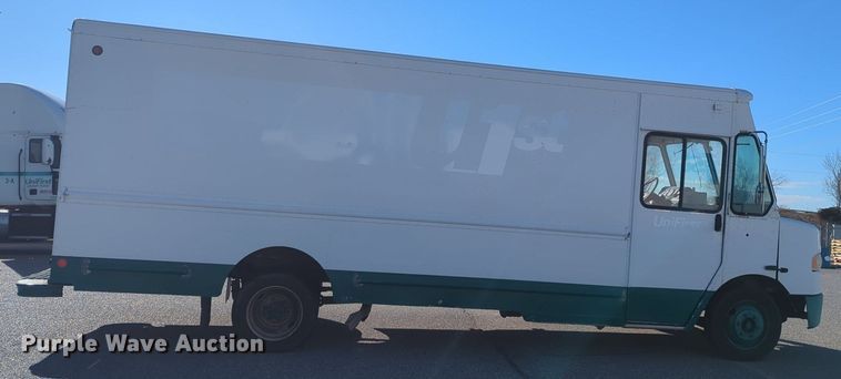 image for item LY9489 2009 Freightliner MT45 delivery truck